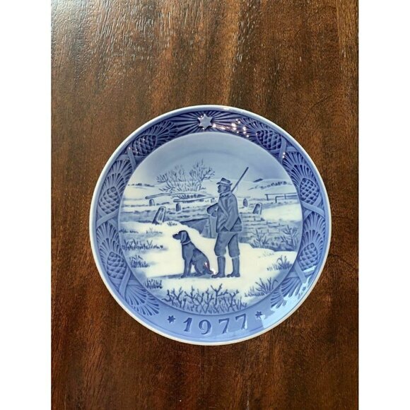 1977 Royal Copenhagen Immervad Bridge Collectors Plate Hunter & Dog Blue White - Picture 1 of 4
